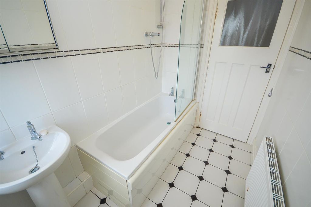 Property photo 3 of 7 Bathroom/W.C.