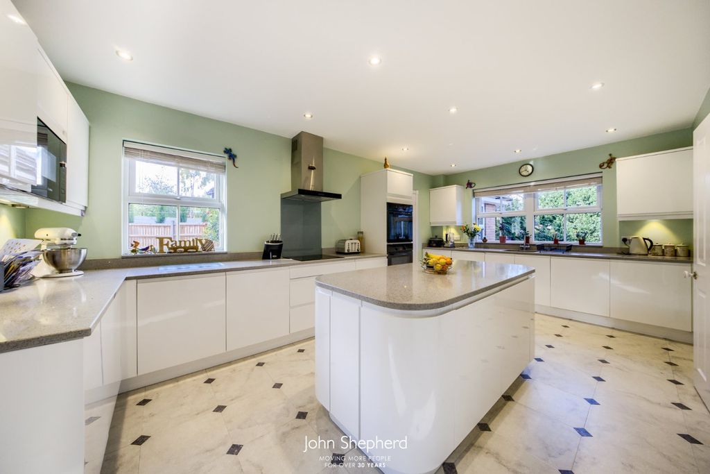 Property photo 3 of 17 Kitchen