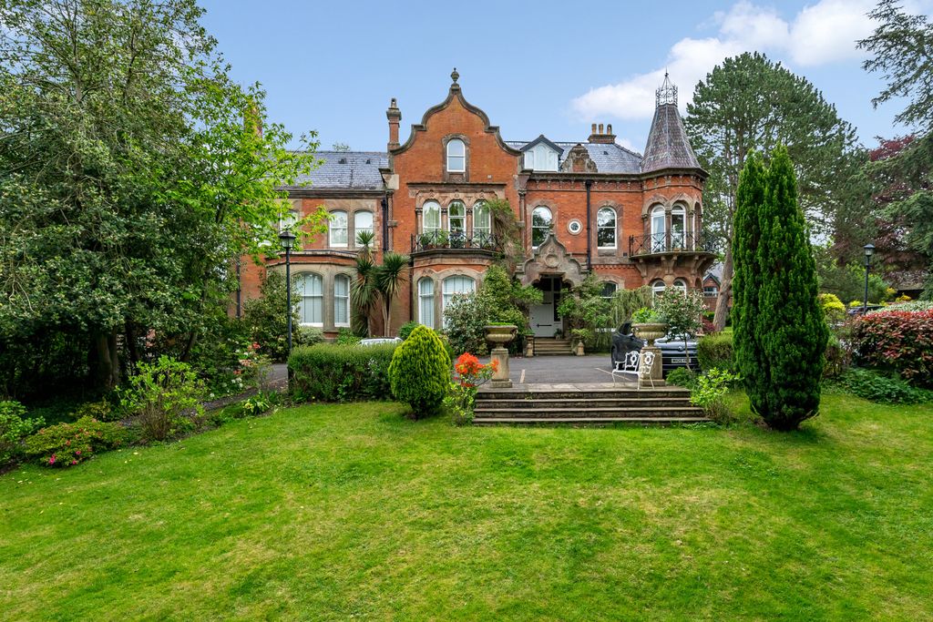 Property photo 1 of 26 Oakwood House