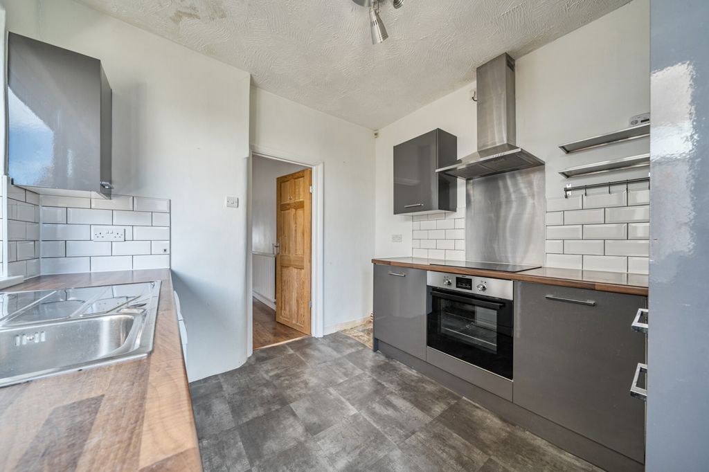 Property photo 3 of 19 Kitchen