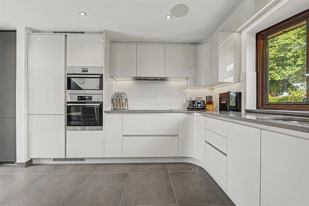 Property photo 2 of 46