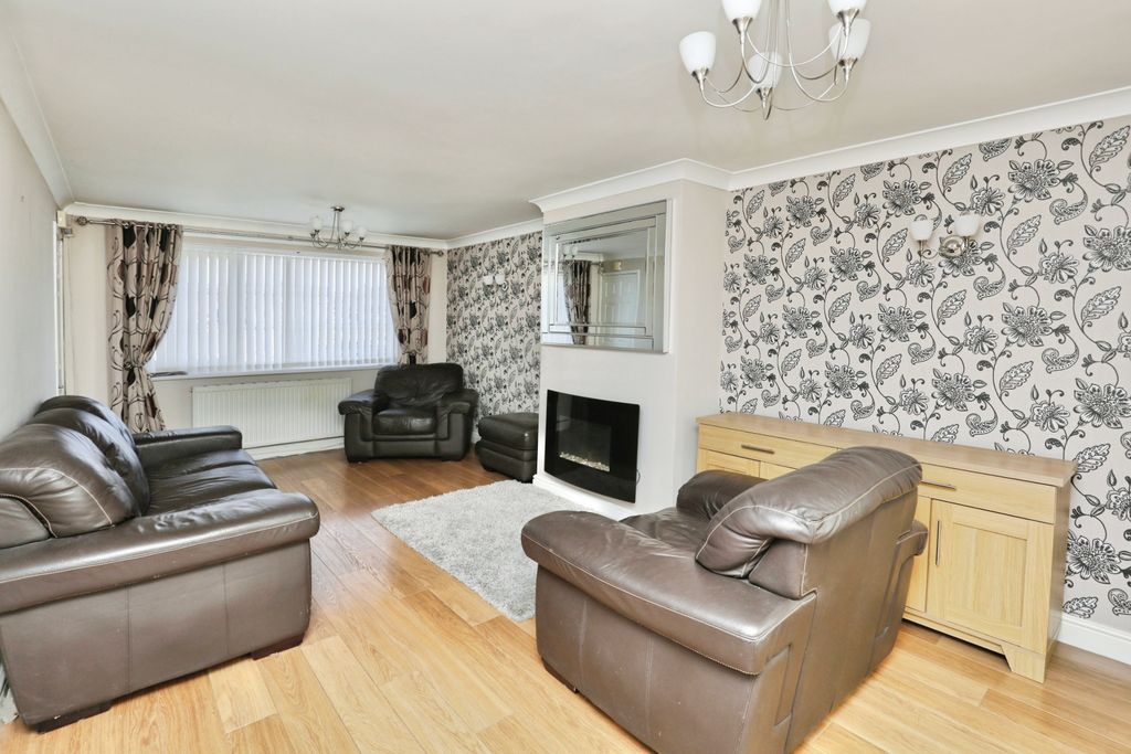 Property photo 3 of 17 Lounge