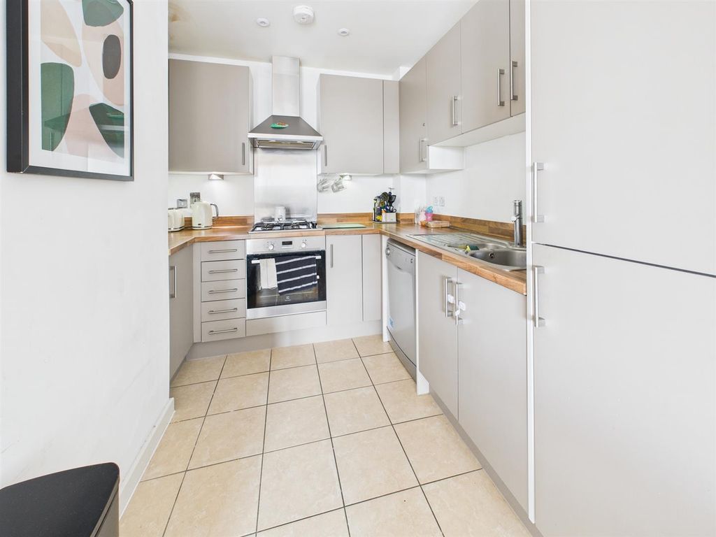 Property photo 3 of 9 Cam02885G0-Pr0464-Still007.Jpg