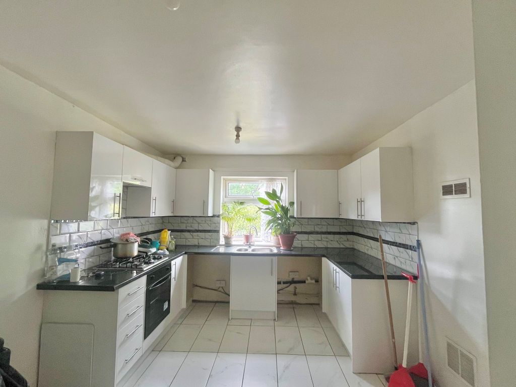 Property photo 2 of 7 Kitchen