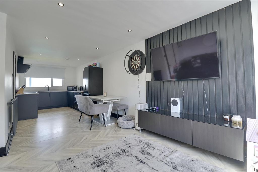 Property photo 2 of 14 46B6Cbd1-3C3C-4762-8154-Ff5A6B429Ae6_1_201_A.Jpeg