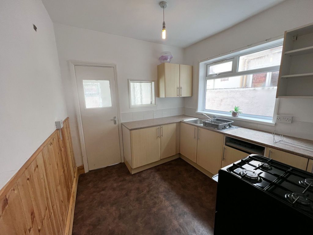 Property photo 3 of 10 Kitchen