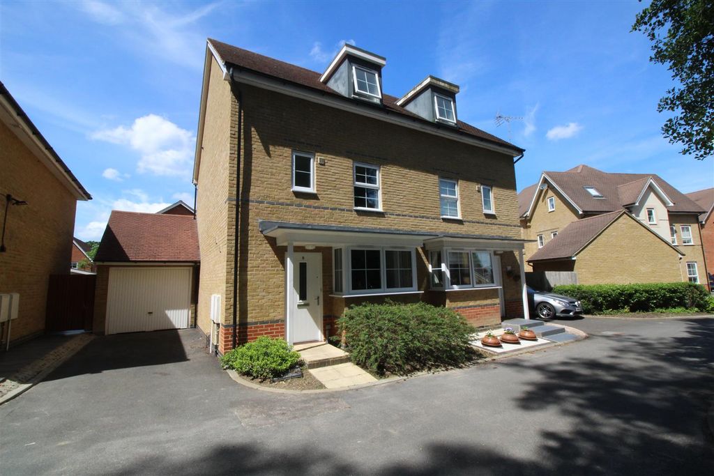 Property photo 1 of 16 8 Witney.Jpg