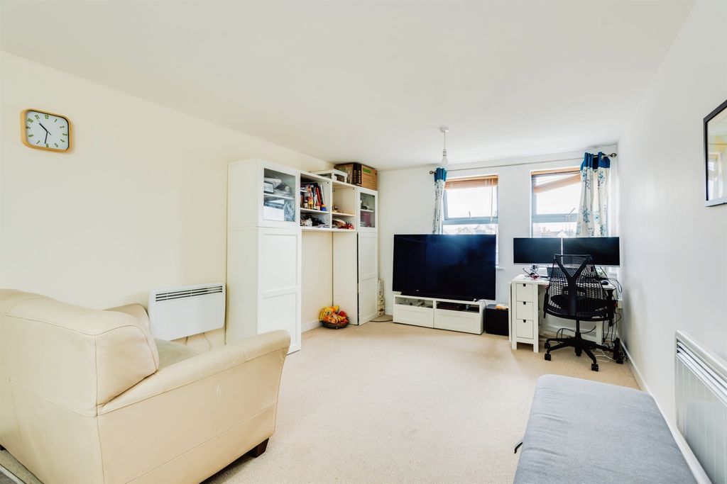 Property photo 3 of 10 Bedroom