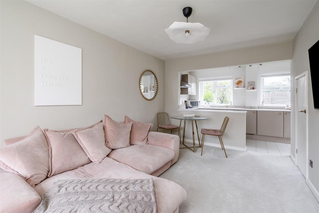 Property photo 3 of 12 5 Stoneythorpe Close_2.Jpg