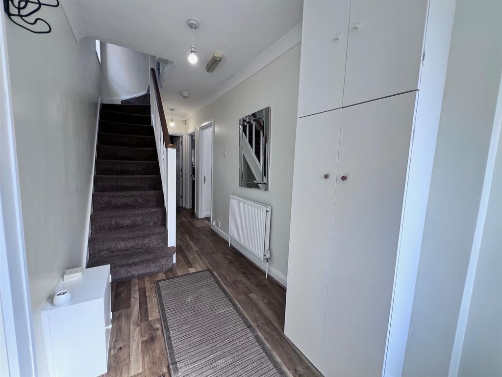 Property photo 2 of 22 Hallway.Jpg
