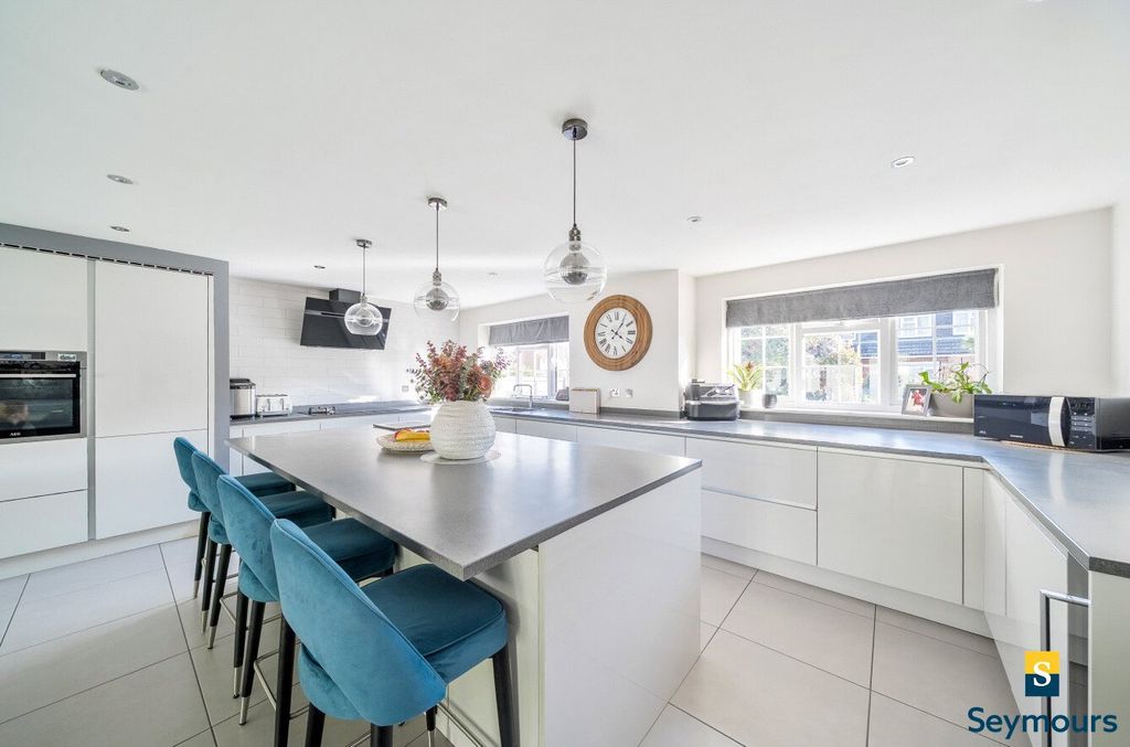 Property photo 3 of 18 Breakfast Bar