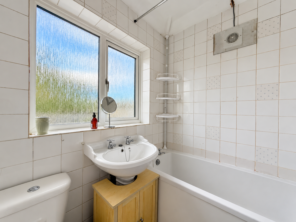 Property photo 3 of 10 Bathroom
