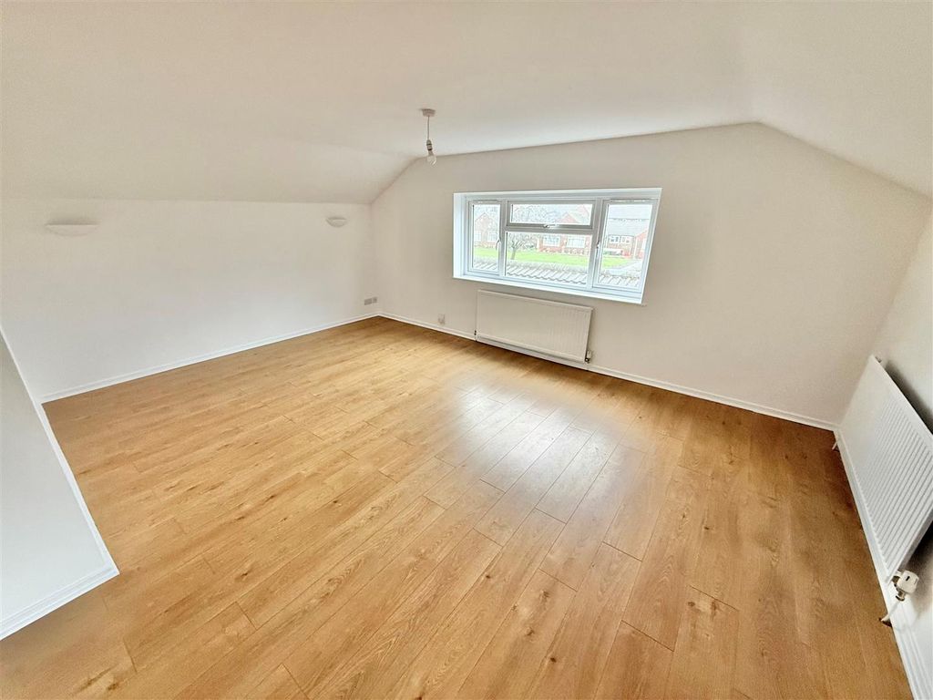 Property photo 1 of 7 Living Room