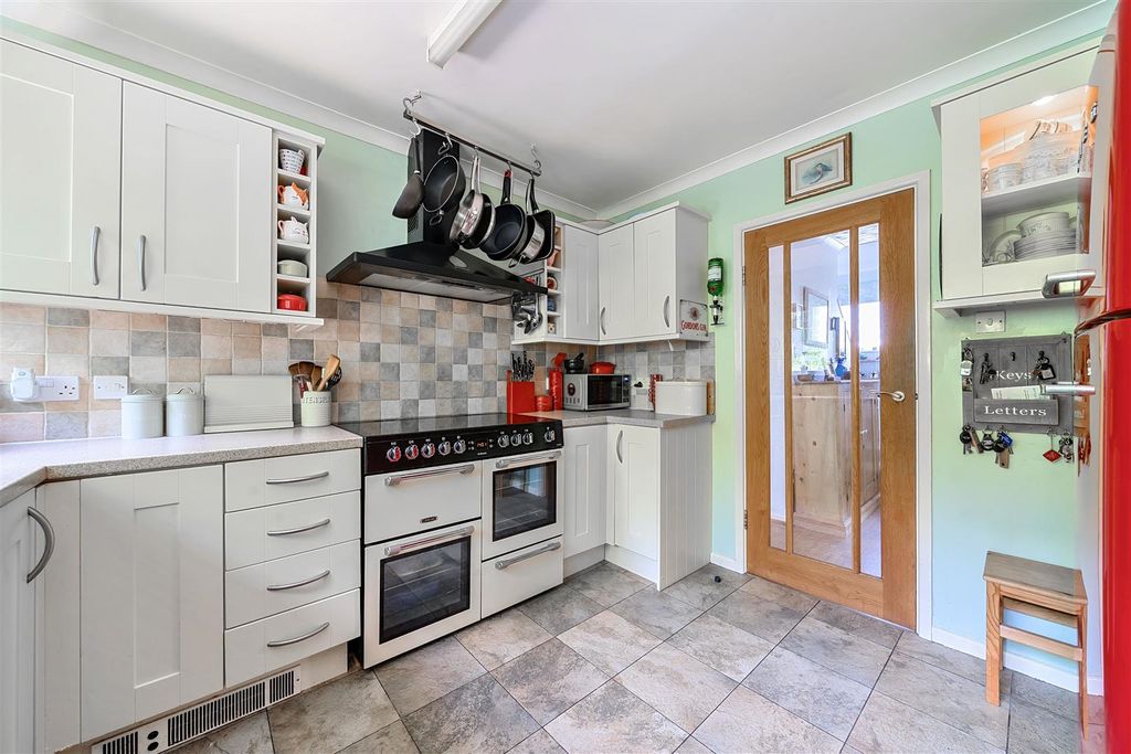 Property photo 3 of 19 Kitchen