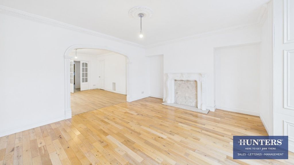 Property photo 3 of 18 Living Room