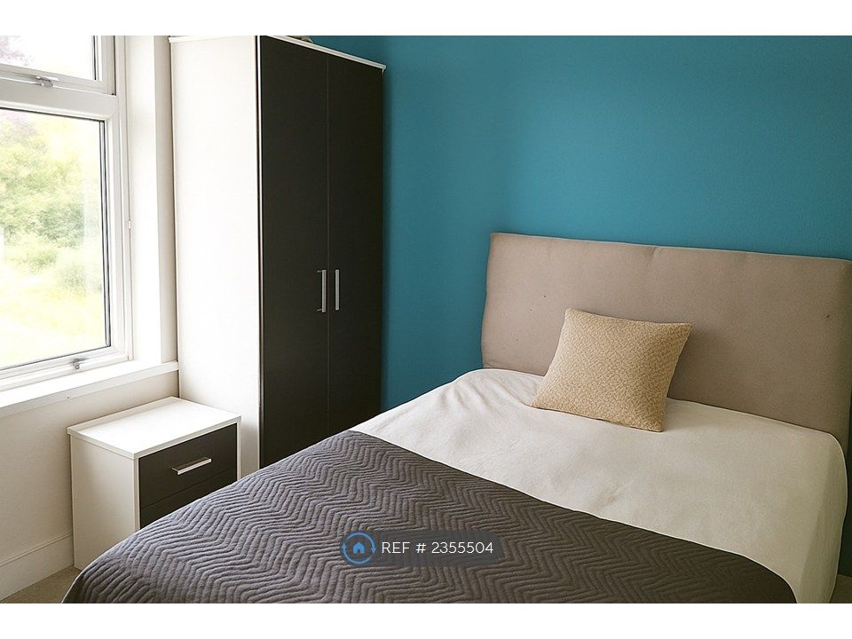 Property photo 1 of 11 Room 3