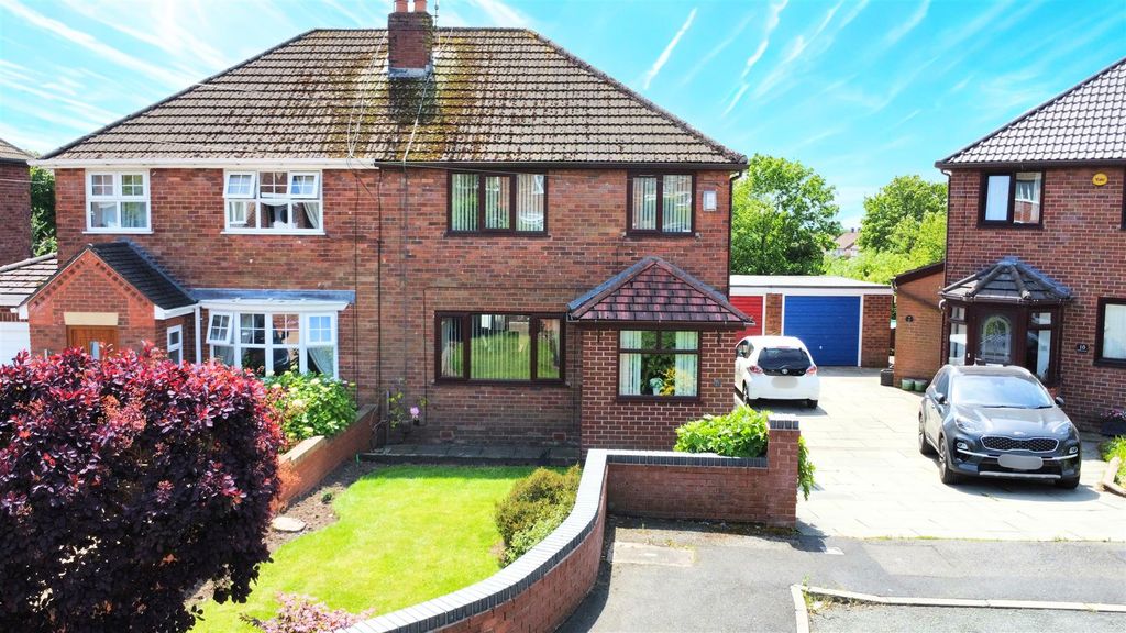 Property photo 1 of 28 Royden Crescent For Sale