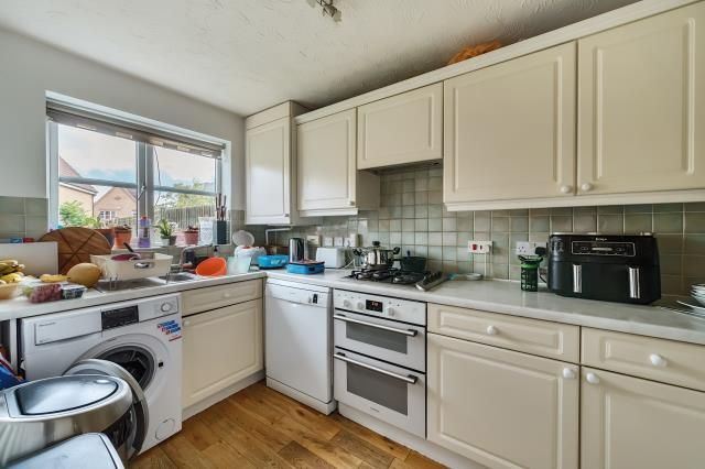 Property photo 3 of 11 Kitchen