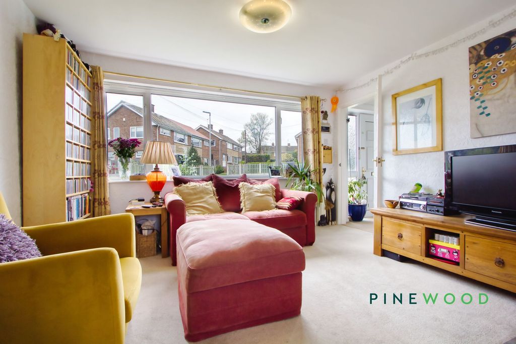 Property photo 3 of 20 Lounge