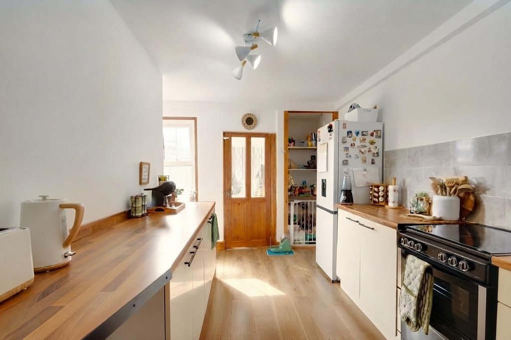 Property photo 3 of 11 Kitchen.Jpg