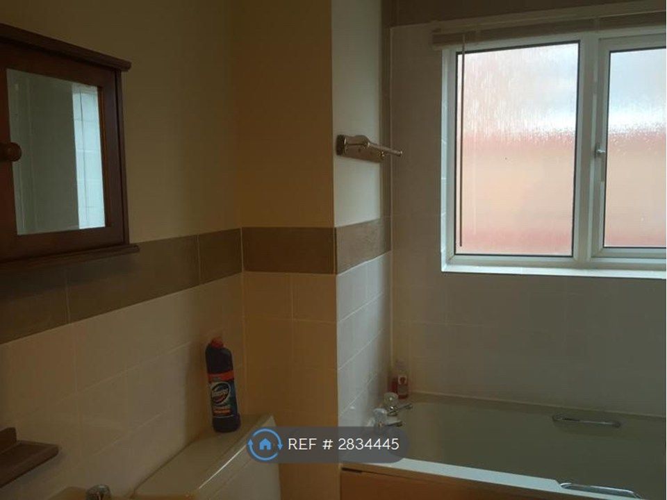 Property photo 3 of 10 Bathroom