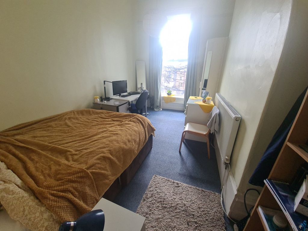 Property photo 1 of 10 Cozy Single Bedroom With A Comfortable Bed, A Desk...