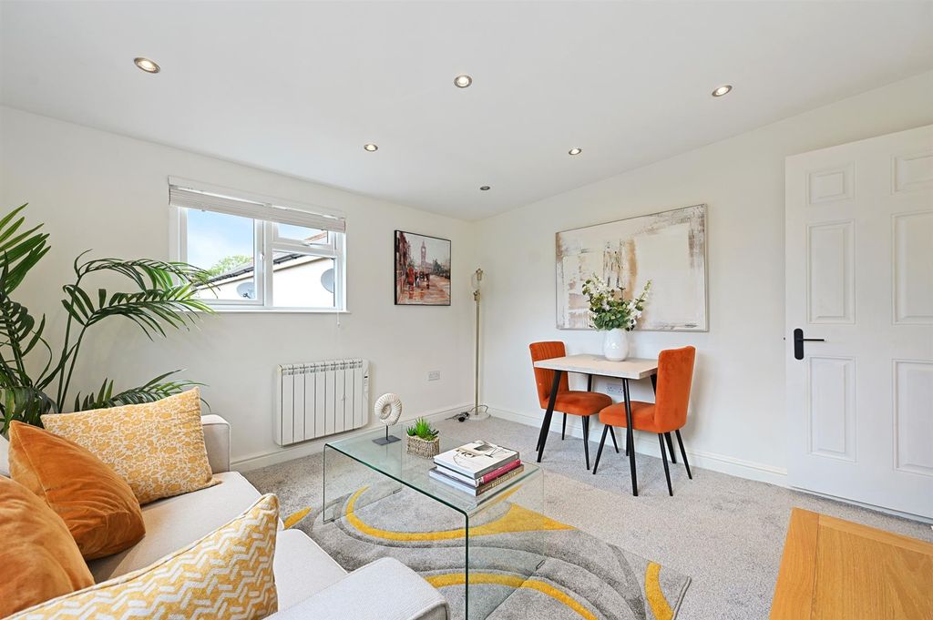 Property photo 2 of 6 Lounge