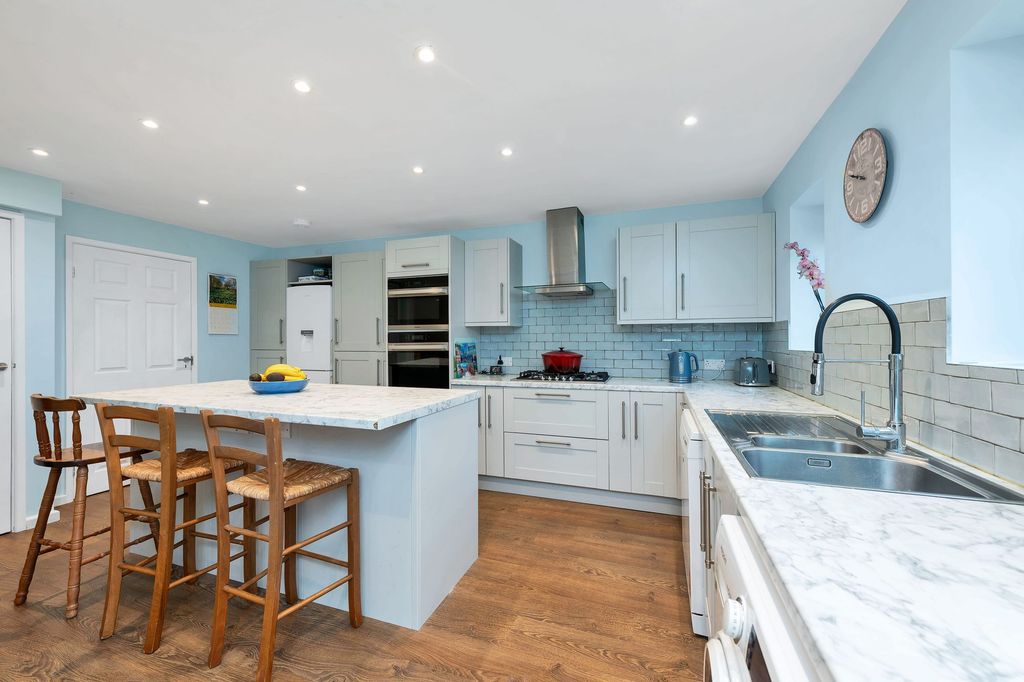 Property photo 2 of 20