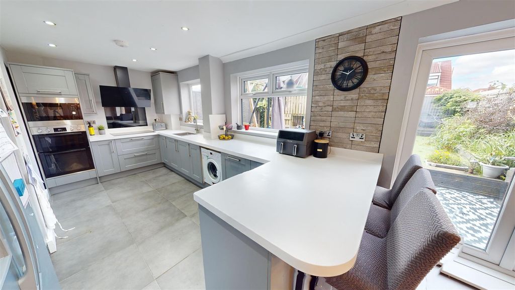 Property photo 3 of 22 Clipsley Crescent Kitchen