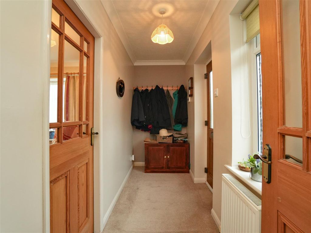 Property photo 2 of 19 Entrance Hall