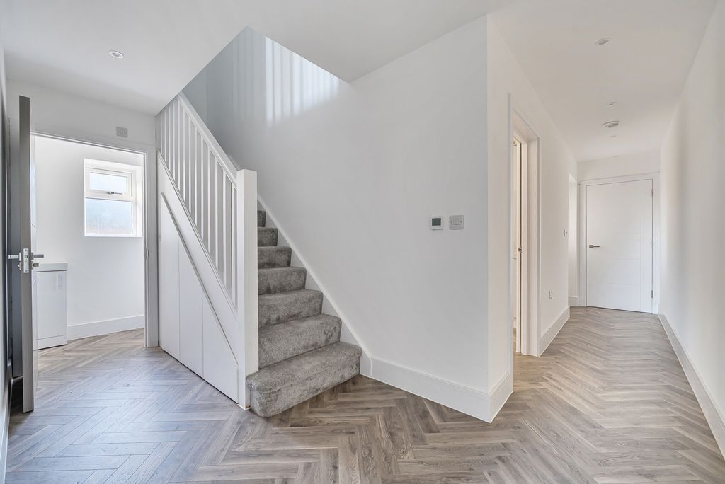 Property photo 3 of 18 1358821-12-68E3E7...