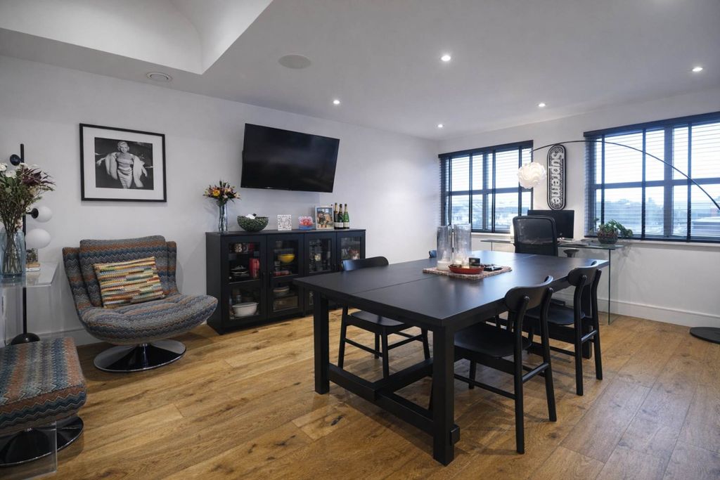 Additional image 9 of 2 bed penthouse for salePenthouse Apartment, Share Of Freehold, 999 Year Lease, Parkgate House, Great North Road, Hatfield AL9