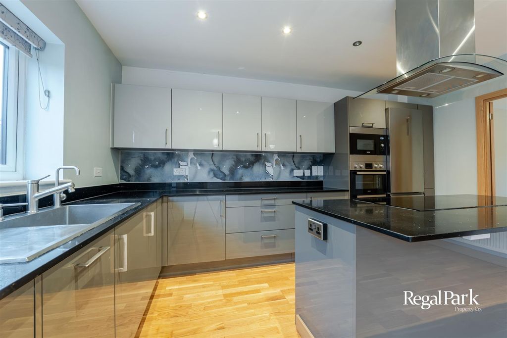 Property photo 2 of 40 Kitchen/Dining Room