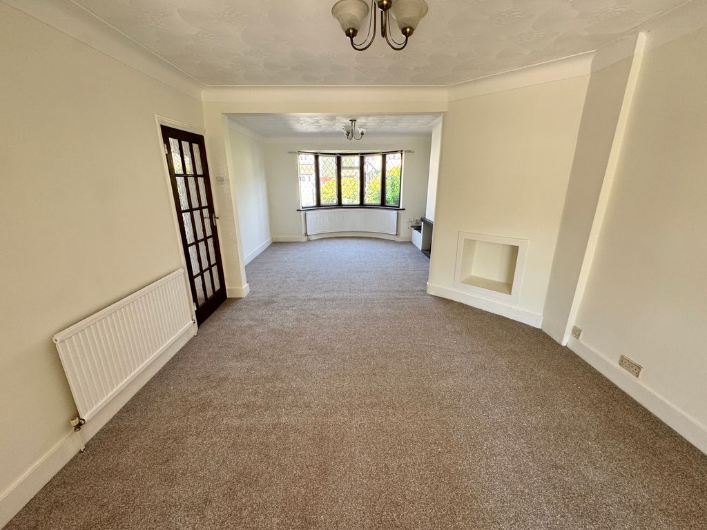 Property photo 2 of 10 Through Lounge