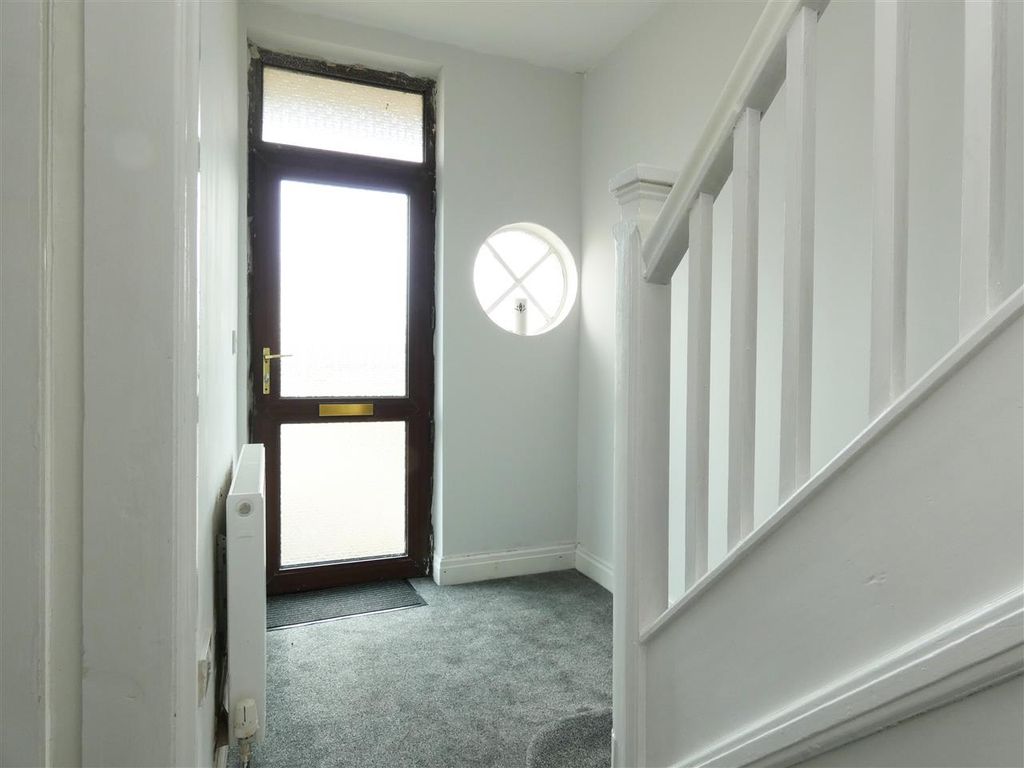 Property photo 2 of 19 Entrance Hall