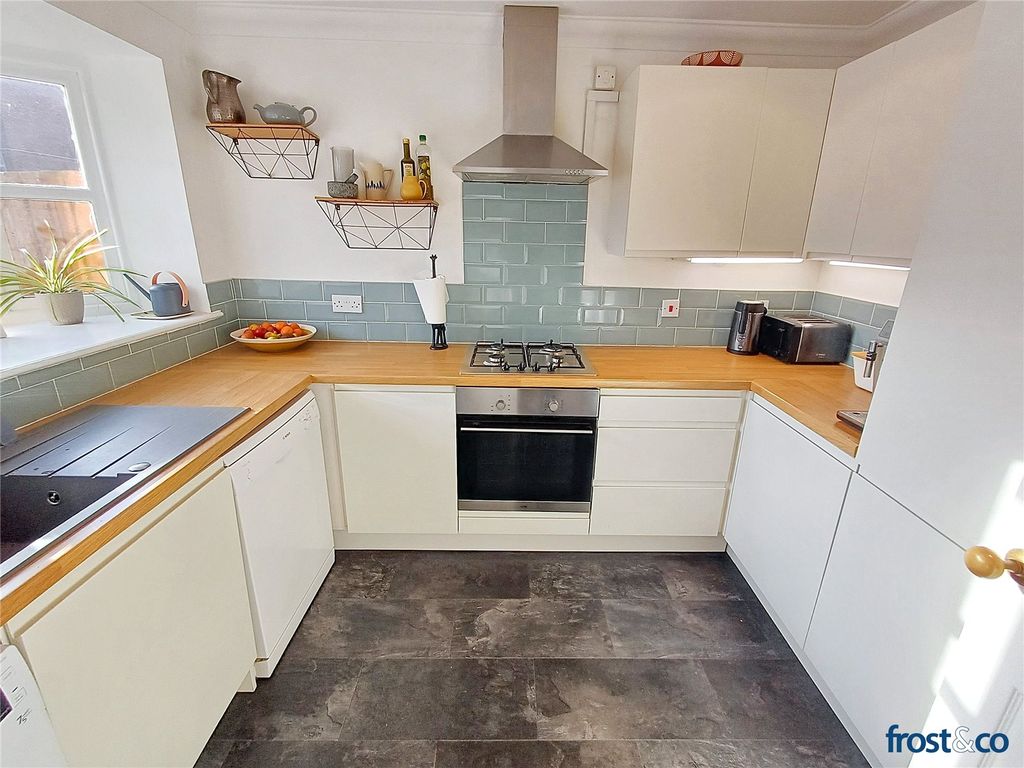 Property photo 3 of 19 Kitchen