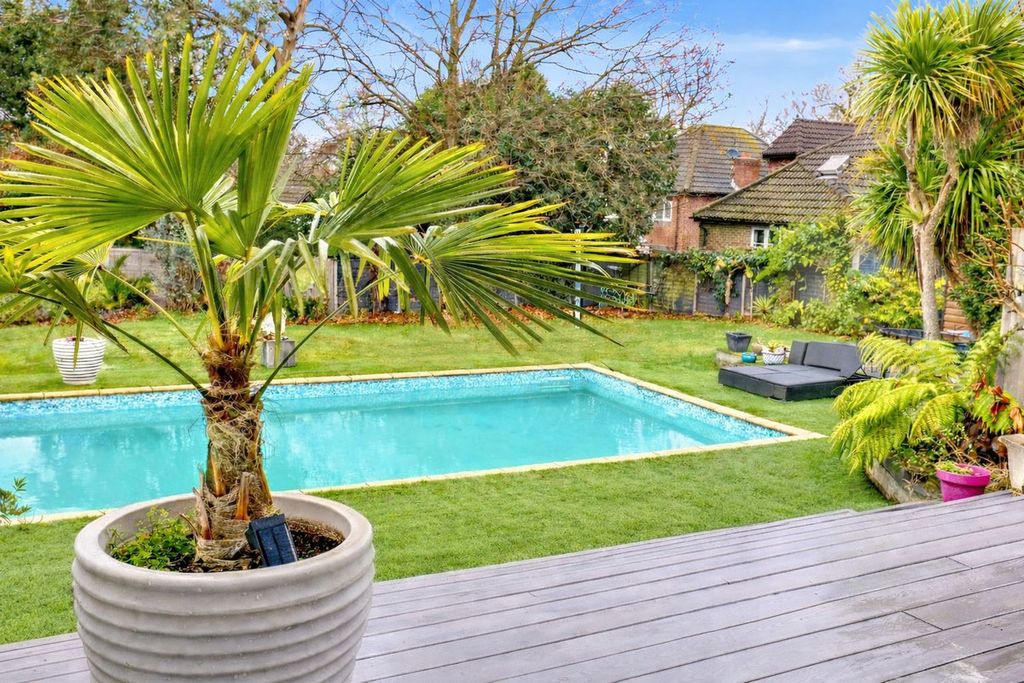 Property photo 2 of 28