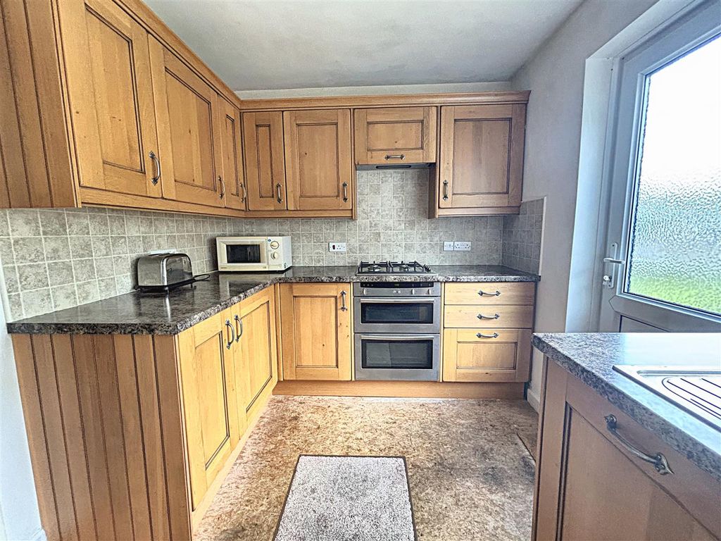 Property photo 3 of 19 Kitchen