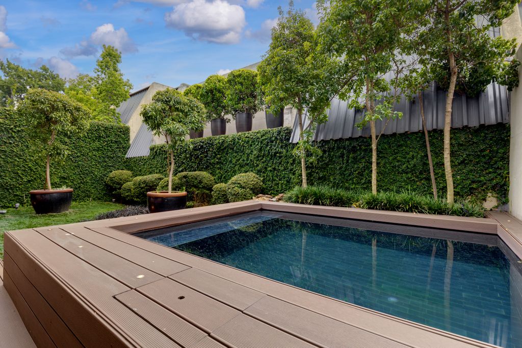 Property photo 2 of 33