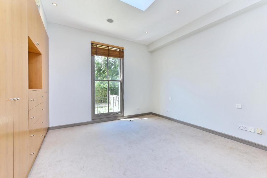 Property photo 3 of 8 Master Bedroom