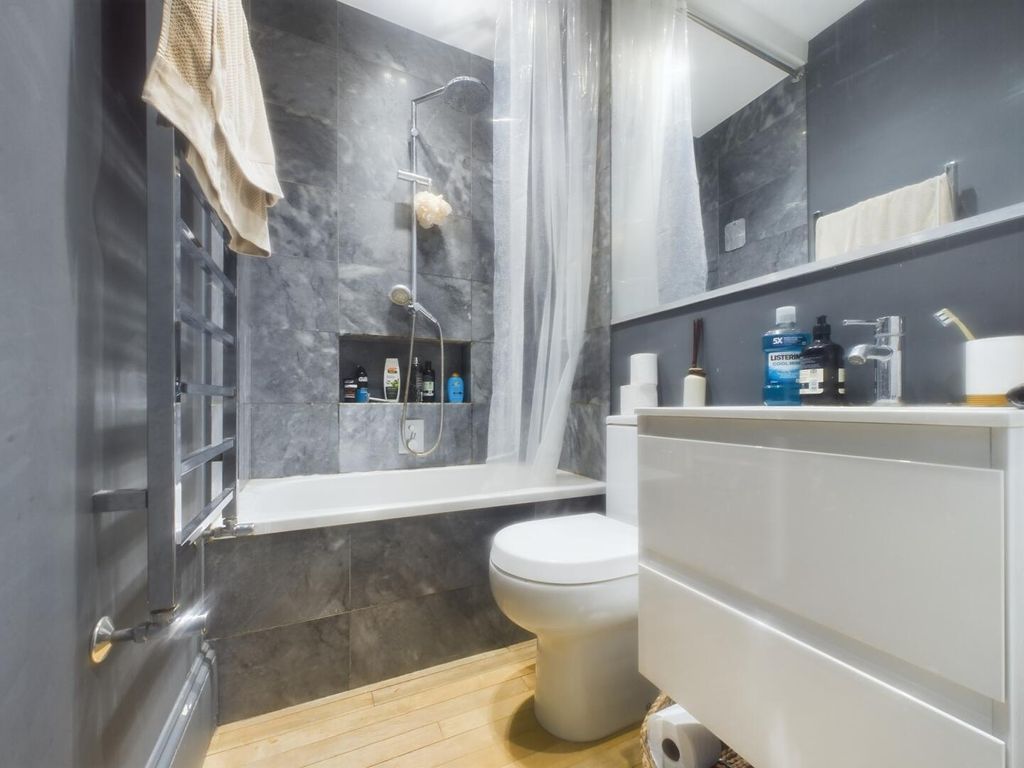 Property photo 2 of 8 Bathroom