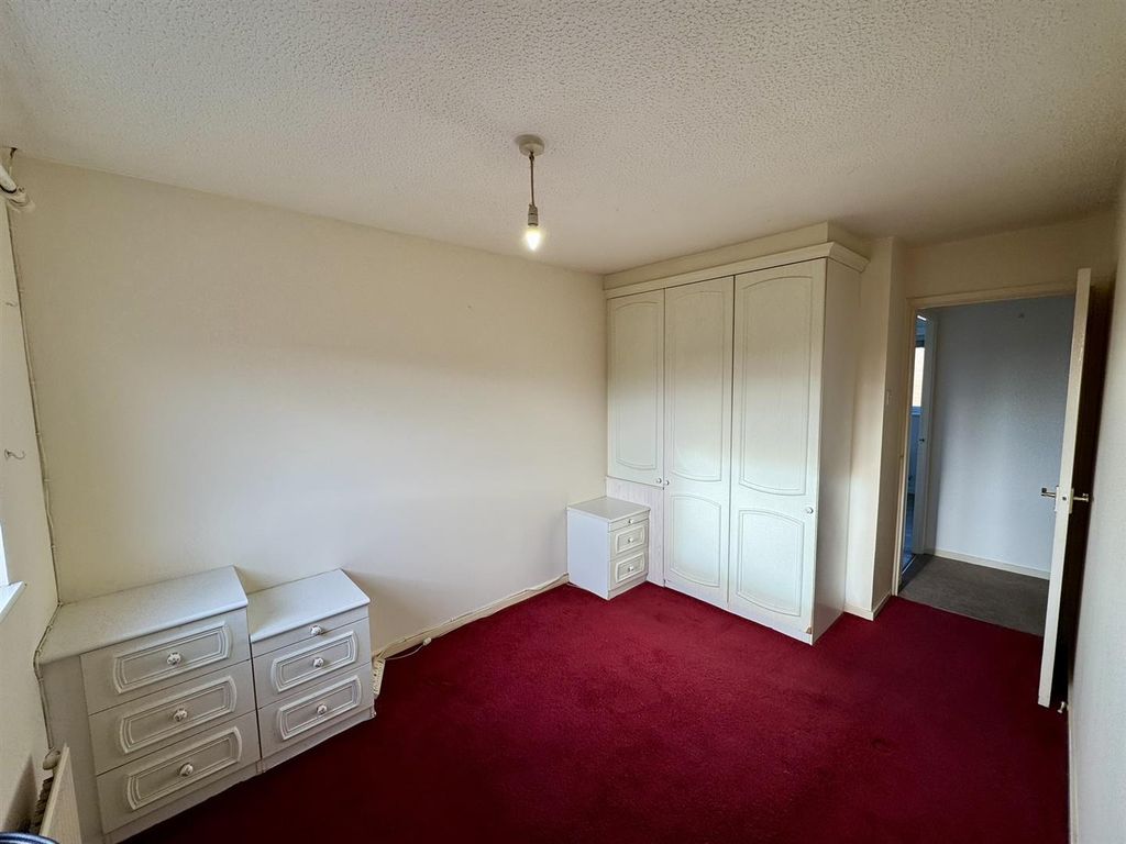 Property photo 3 of 13 Bedroom 1 (1/2)