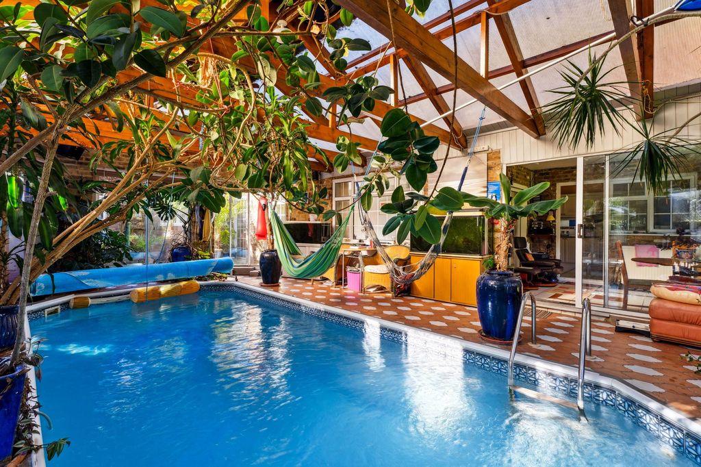 Property photo 1 of 28