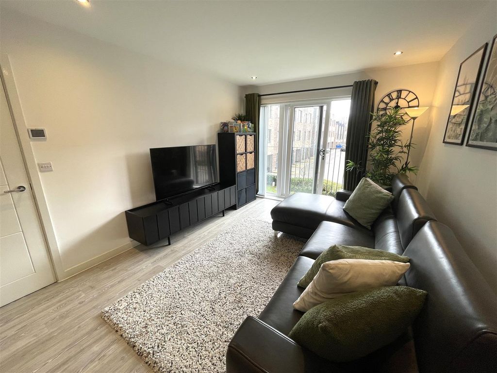 Property photo 2 of 18 Lounge