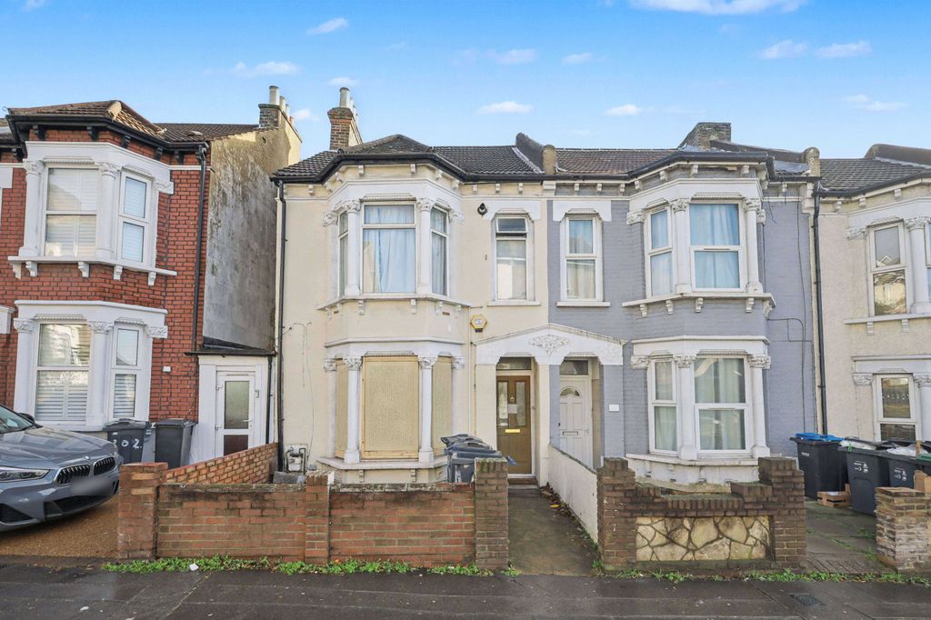Property photo 1 of 12 200 Whitehorse Lane, South Norwood, London Se25 6Ux
