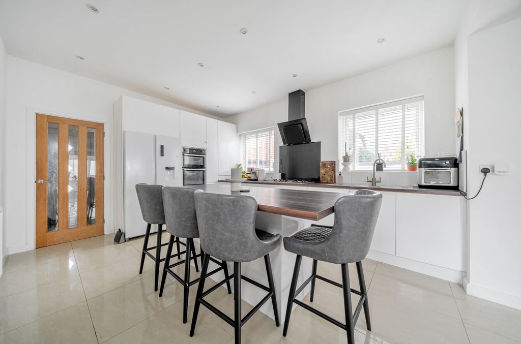 Property photo 3 of 23 -698B102Fd1541-l-1407736-16-698A4F8B4E00E