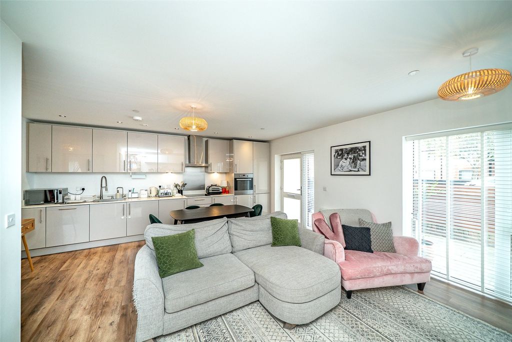 Property photo 2 of 25 Picture No. 12