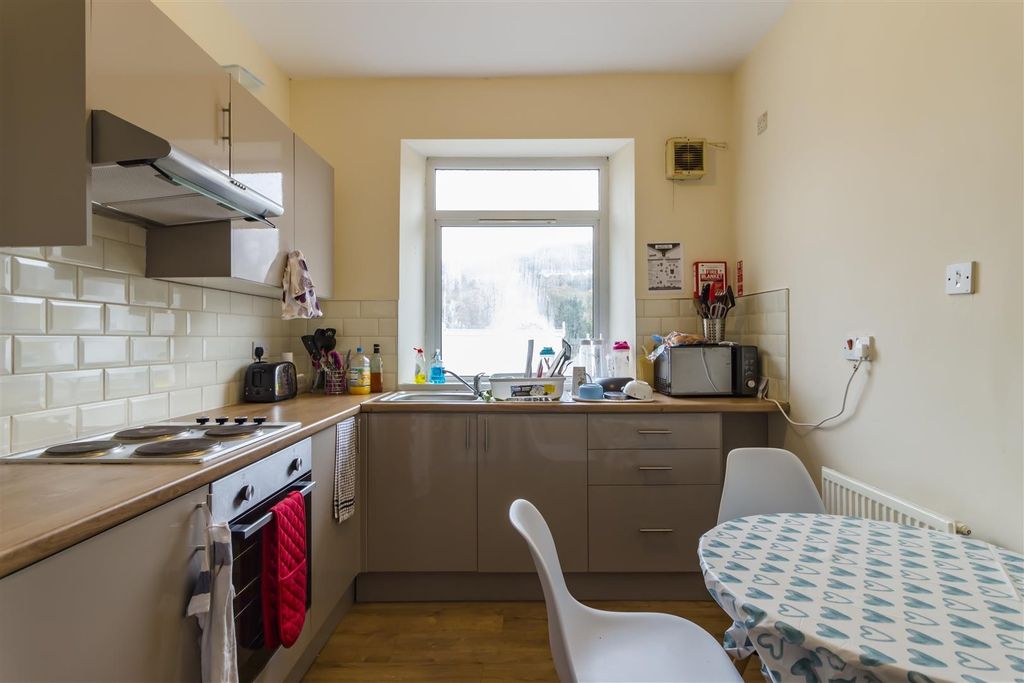 Property photo 2 of 4 Bright Kitchen With Dining Table And Appliances...