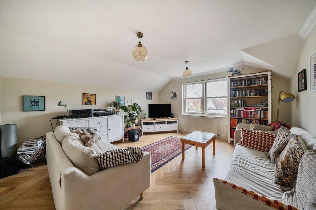 Property photo 2 of 18 Lounge