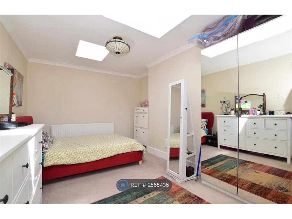 Property photo 1 of 4 Bedroom 1 (£800)